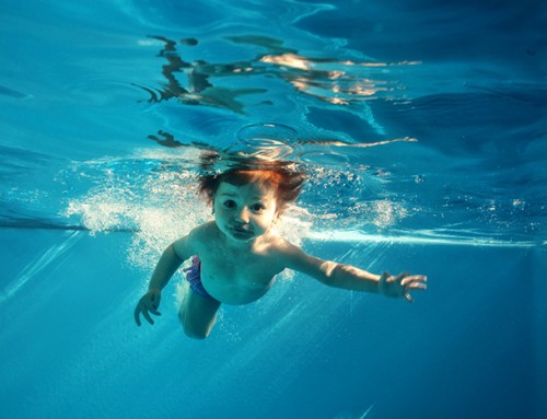Crianças que praticam natação têm melhor desenvolvimento motor